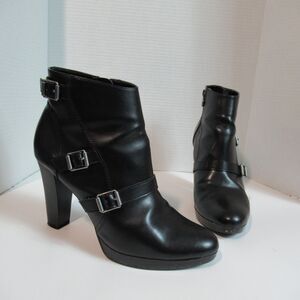 Simply Vera Boots 9.5 M Black Jaeger Buckle Ankle Bootie Faux Leather High Heel